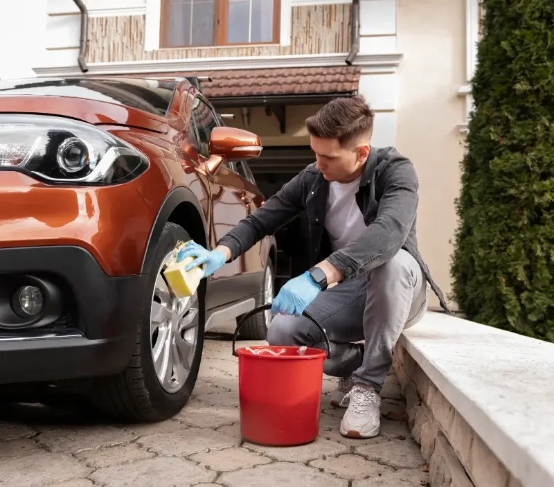 Lavage auto à domicile Neuilly-en-Vexin : professionnel intervenant sur un véhicule